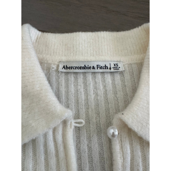 Women's Abercrombie & Fitch Cream Ribbed Pearl Button Up Short Sleeve cardigan - Picture 7 of 8